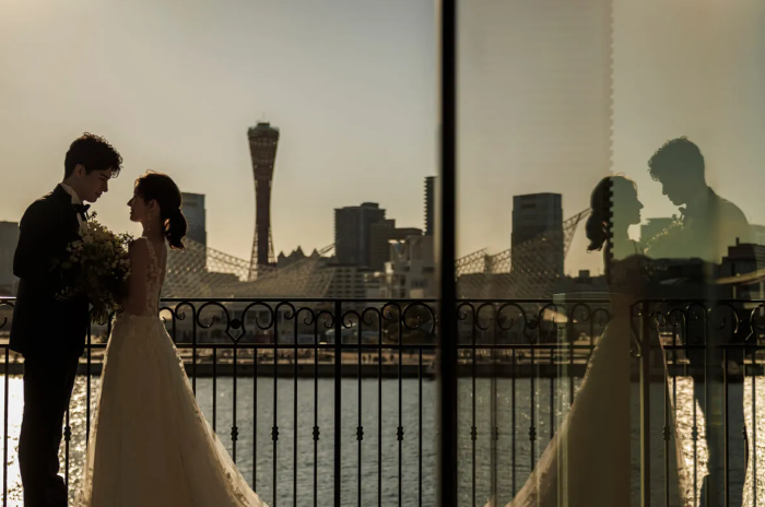 目の前に広がる青い海と澄み渡る空が、まるで祝福するかのように輝き、大切な人と過ごす時間をより一層特別なものに。心地よい潮風に包まれながら、贅沢で忘れられないひとときをお楽しみください。